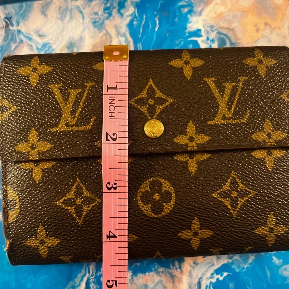 🍀 Louis Vuitton monogram larger size wallet - good condition! Authentic. - Picture 4 of 16